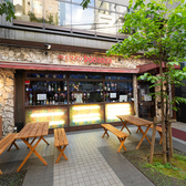 店前に広がるテラス席は、木製のテーブルとベンチが並ぶカジュアルで開放的な空間です。夜風を感じながら、名物の肉料理とワインを気軽に楽しむのに最適。