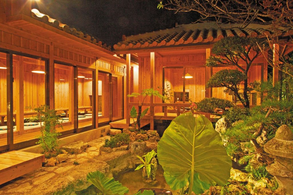 琉球時代の上級武士の邸宅を再現した建物はまるで別世界。沖縄気分を満喫できます。（はなれ北）