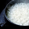 【プレミアム土鍋ご飯】こだわりのお米はこだわりの炊き方で。土鍋で火にかけ、お席で15分蒸らし仕上げるふっくらとした甘みあるプレミアム土鍋ご飯をお肉のお供にどうぞ。