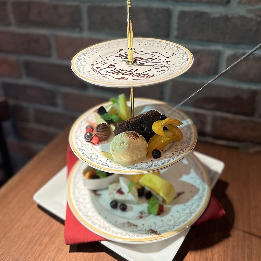 記念日・誕生日には3段プレートのサービス♪特別な一日を彩ります★御予約でお待ちしております!!