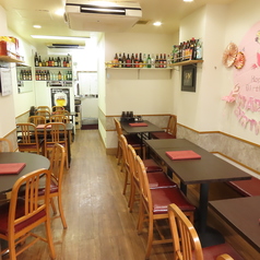 地元のご友人同士で飲み会、ご家族のだんらんの場に、カジュアルデートに。4名掛けのテーブル席は全4卓、どのお席もゆったりと座ることができる広々スペースとなっております◎