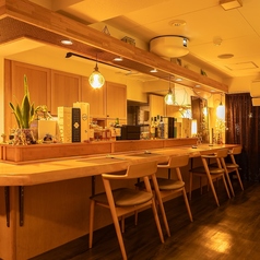 お一人様でのしっぽり呑みや仕事終わりのサク呑み、デートにもぴったりなカウンター席。シックで落ち着いた雰囲気でごゆっくりとお過ごしいただけます。