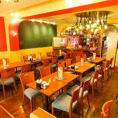 【貸切宴会に対応】大規模での貸切利用も大歓迎です!会社宴会や打ち上げなど、皆様の顔が見渡せるちょうど良い広さの空間でアットホームなパーティーをお楽しみいただけます◎食べ飲み放題のお得なコースや、メッセージプレートによるサプライズ演出も承っております♪記憶に残る素敵なひとときをお楽しみください!