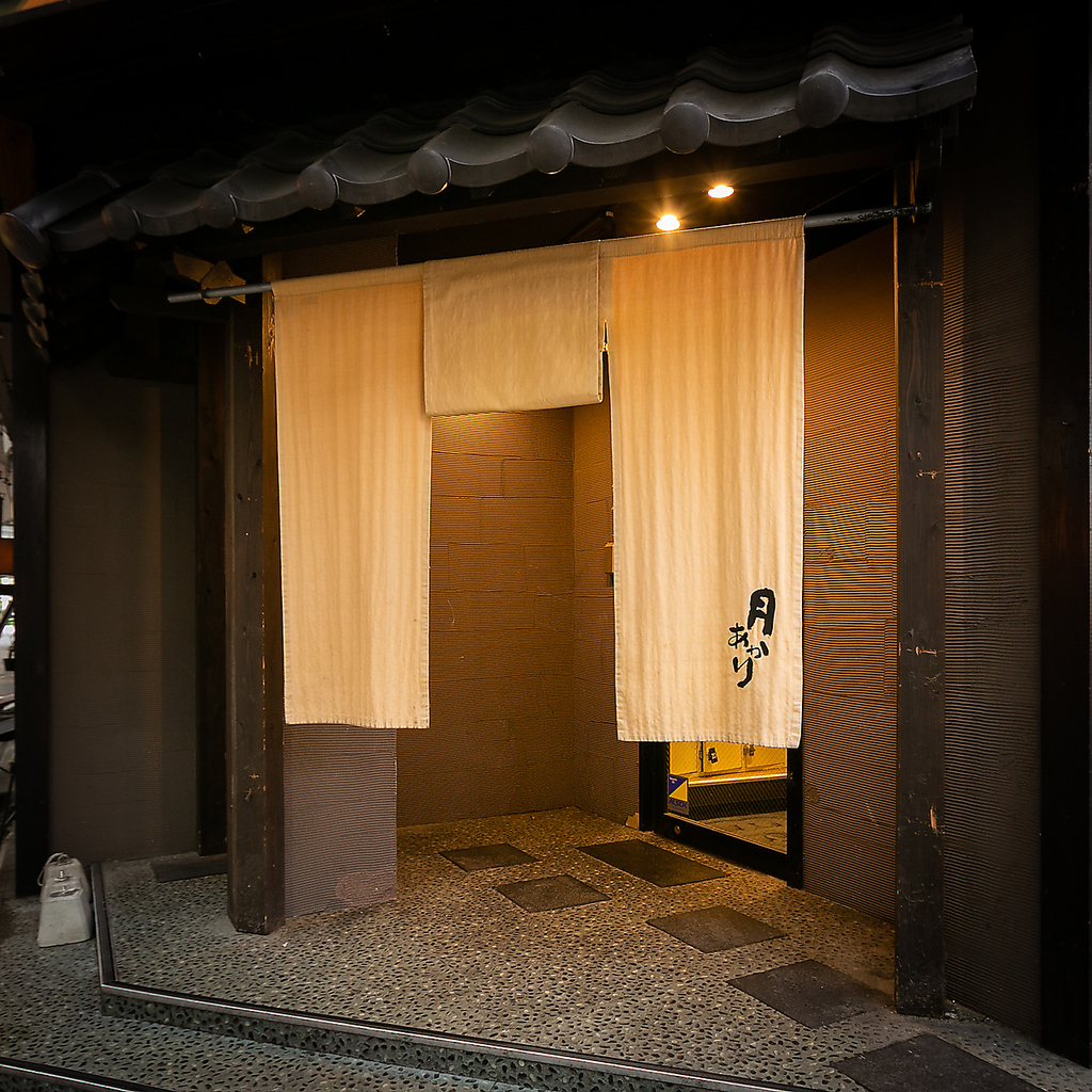 福島駅より徒歩3分☆扉を開けると灯籠の明かりに彩られた癒し空間が広がります。
