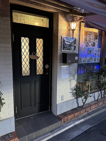昼はカフェ夜はBARの隠れ家的なお店