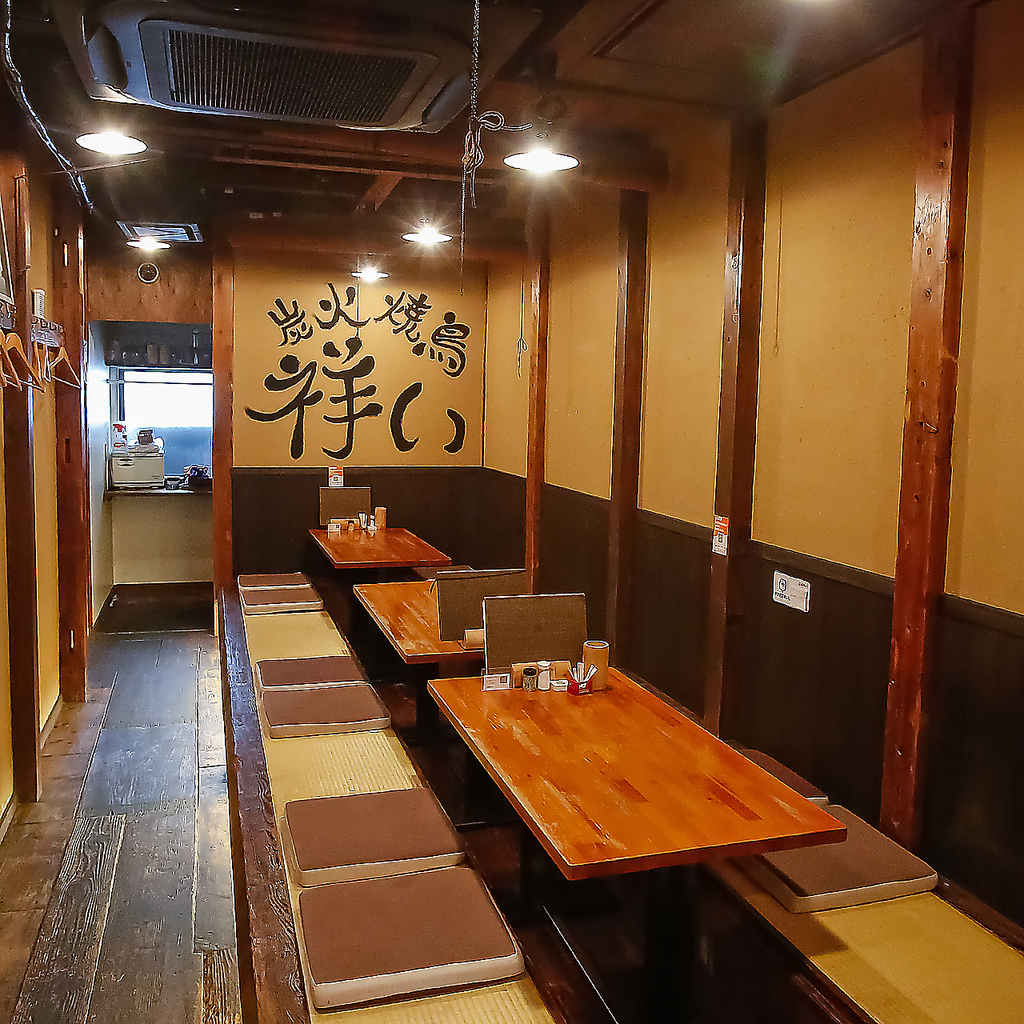 2階には最大16名様まで利用可能な掘りごたつ式の座敷席を完備。会社宴会や親睦会にもゆったり便利。