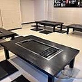 鉄板の設置されたお席をご用意しております。たこ焼き用の鉄板もございます◎自分好みに焼いてお召し上がりいただけます！もちろん、厨房でお焼きすることもできますのでお気軽にお申し付けください！