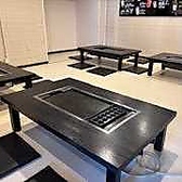鉄板の設置されたお席をご用意しております。たこ焼き用の鉄板もございます◎自分好みに焼いてお召し上がりいただけます！もちろん、厨房でお焼きすることもできますのでお気軽にお申し付けください！