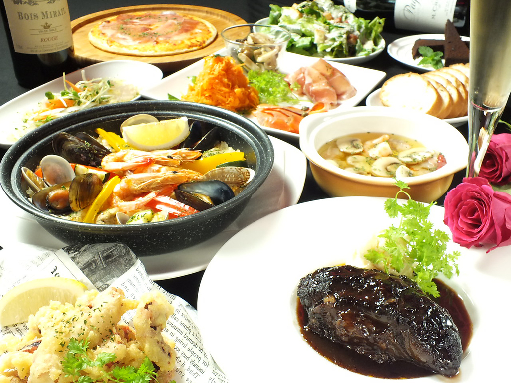 飲み放題付きコースは2980円～／お1人＋300円で自家製ホールケーキをご用意致します。