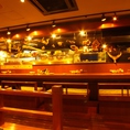 【カウンター席】デートやお一人様利用におすすめの特等席。職人の手仕事を間近で楽しめるライブ感が魅力です。スタッフとの会話を楽しみながら、地酒や料理をじっくり味わいたい方に最適です。