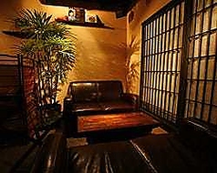 2階ラウンジにある、広々とした空間をゆったり使えるソファー席。フロアーにご案内するお客様は2組様限り。こちらは2～4名様用のお席となっております。お隣のお客様の席から離れていますので、個室感覚でゆっくりとお過ごしいただけます。