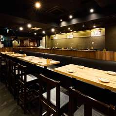 店内中央にあるお席です。やや高めの椅子を使った座面が高いお席になります。一列使用することで最大20名様の宴会が可能です。【銀座 新橋 俺の 焼き鳥 炭火 コスパ 宴会 女子会 歓送迎会 飲み会 飲み放題 貸し切り 個室】