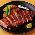 当店名物！30日間熟成 国産牛赤身の炭焼き、国産牛ロースの炭焼きは絶品の一品！ぜひご賞味ください。