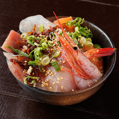 【食べやすいサイズの小丼】ラー油と産直鮮魚の賄い丼