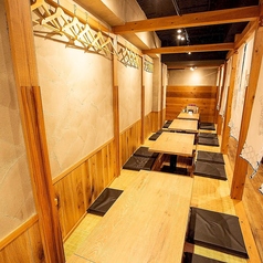 地下1階には4名様×5卓の半個室、4名様×4卓の完全個室がございます！テーブル連結で最大25名様の個室宴会可能◎