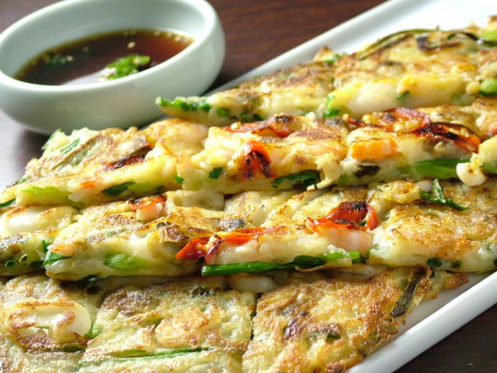 韓国の本格チヂミは特製のタレにつけて召し上がれ。