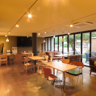 木の温もりを感じる店内で至福の一時を