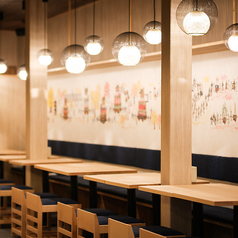 【和モダンな照明と10mの壁画】友人や同僚と落ち着いてくつろぎたい方にはテーブル席がおすすめです。普段のお食事や飲み会はもちろん、会社の接待や女子会、ママ会など各種宴会のご予約もお待ちしております。