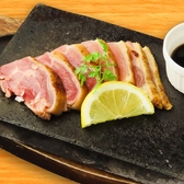 鹿児島県産地鶏の溶岩焼き(1,518円～)や焼鳥盛り合わせ(6本1,408円～)、地鶏・薩摩赤鶏の豪快焼き(旨塩・黒胡椒&バター・タレ各1628円)など、自慢の鶏料理を多数取り揃えています！お酒のつまみにもぴったり◎人数やお好みで本数や味付けをお選びください！