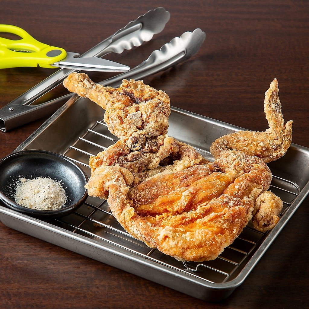 ひな鶏の半身を丸ごと揚げた豪快な一品！鶏の各部位をすべて味わえます！当店創業からの名物メニュー