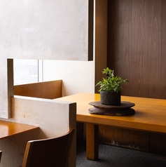 落ち着いた雰囲気のテーブル席もございます。ご家族やご接待などにもおすすめ。