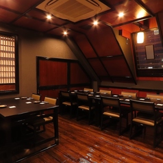 【7階離れ/完全個室】最大30名様まで利用可能。少人数から団体様まで利用可能な個室の用意。ご要望の多かったテーブル椅子の宴会フロアをご用意しました。足の悪い方、座敷が苦手な方もゆっくりお過ごしいただけます。