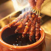 【名物!パリパリ鶏皮串】鶏皮をパリッと焼き上げた後に自家製のたれにくぐらせ食べる鶏皮串はお酒が進む1品です。