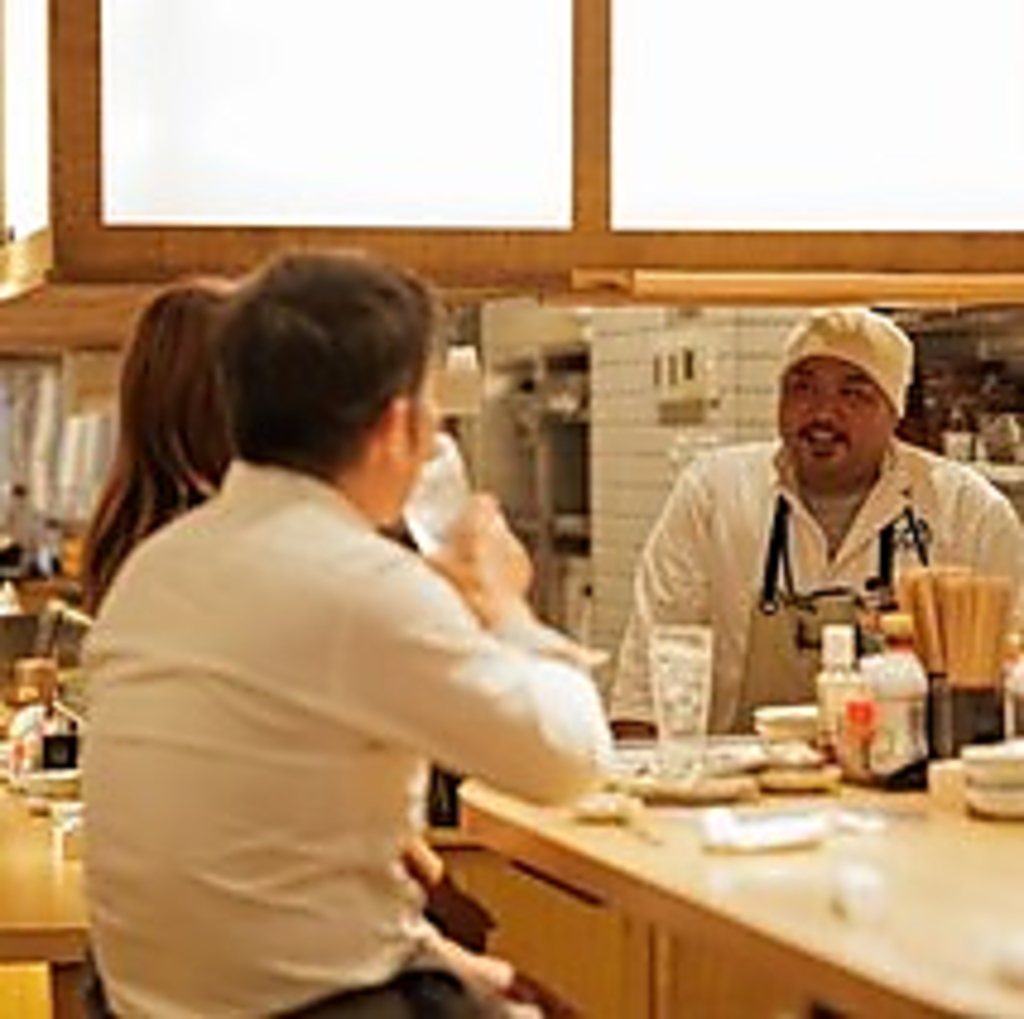 お寿司を握っているところがカウンター越しに楽しめる