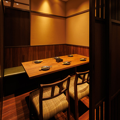 ［4～6名様］木の温もりが心地よく広がる扉付き個室。仲間との語らいや大切な人との時間をゆっくり過ごせます。背もたれ付きの椅子とベンチシートで座りやすく、長居しても疲れにくいのもポイントです。