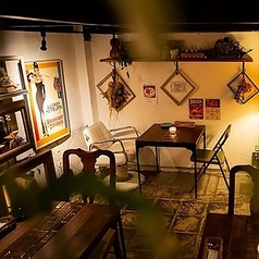 【ロフト下席】アメリカンヴィンテージとモダンが融合した個性的な空間のロフト下テーブル席。それぞれデザインの異なる椅子やテーブルが配置されており、どの席に座っても新鮮な発見があります。ゆったりとした時間が流れるこの場所で、モーニングやランチ、ディナーのお食事を、気の合う仲間とゆっくりお楽しみください♪