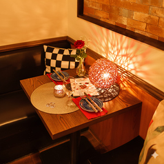 2名～対応可の個室は、西洋諸国がモチーフの楽しい空間になっております♪大切な方とのデートや誕生日会や合コンにもおすすめ！