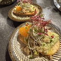 料理メニュー写真&nbsp;アボカドと鶏そぼろ シロヤのバケットに乗せて