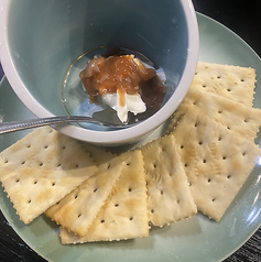 酒盗クリームチーズ和え～クラッカー添え～