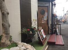 お店の入口です。半貸切は10名から、着席～14名まで。