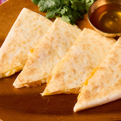 ウルトラクリスピー！チーズチャパティ（蜂蜜付き）