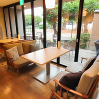 ソファ席でくつろぎを