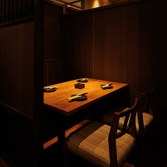 ［2～4名様］シンプルで落ち着いた雰囲気の扉付き個室。肩肘張らずに過ごせる和みの空気感を大切にしつつ、居酒屋ならではの気軽さをそのままに。心地良い空間で、お料理やお酒をゆったりと愉しめます。