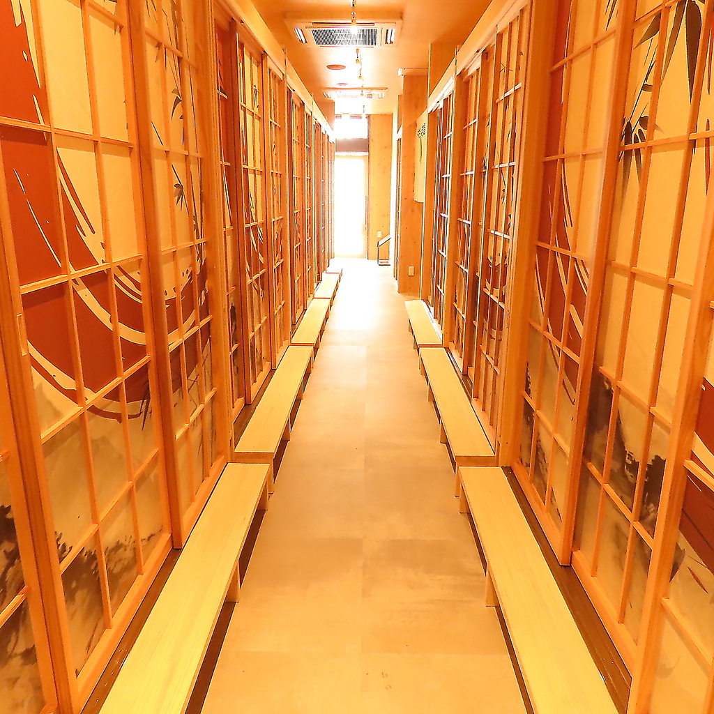 木の温もりが広がる店内は、柔らかな灯りが包み込む落ち着いた空間。ゆったりと会話を楽しみたい夜に