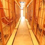 木の温もりが広がる店内は、柔らかな灯りが包み込む落ち着いた空間。ゆったりと会話を楽しみたい夜に