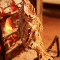 焼き魚は炭火でふっくらと焼き上げます