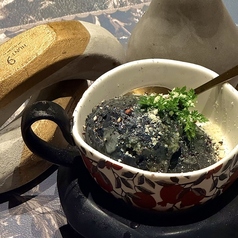 「きたかむい」と竹炭 真っ黒な、ポテトさらだ