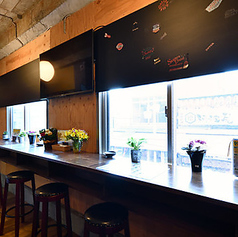 【1名様掛けカウンター席】外の景色を眺めながらお酒を楽しむことができるこのお席は、1人でのゆったりとした時間にもぴったり。