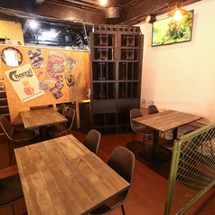 2ー4名様のテーブル席。組み替えて5名ー12名様も可能。