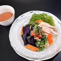 【7/1より販売】蒸し鶏と夏野菜のあっさり梅だれ冷麺
