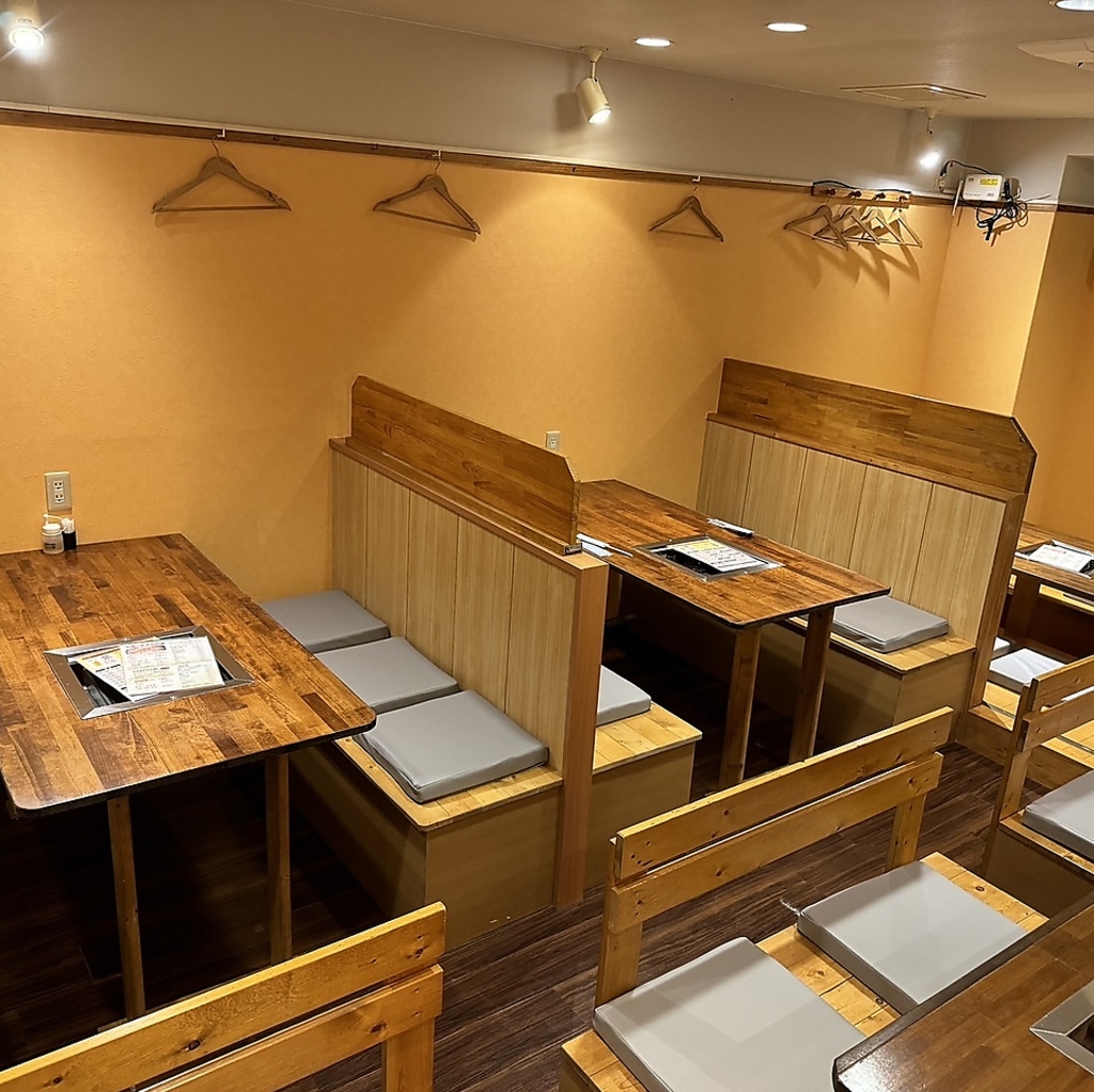 テーブル席・掘りごたつ完備！最大36名まで収容可能です！