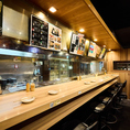 当店自慢の焼き鳥の焼き台を目の前にしたカウンター席です。向かい合わない席なのでいつもとは異なる雰囲気でお食事をお楽しみいただけます。他の席とは異なり、やや座面が高く、回転可能なカウンターチェアを使用しております。【銀座 新橋 俺の 焼き鳥 炭火 コスパ 宴会 女子会 歓送迎会 飲み会 飲み放題 貸し切り 個室】