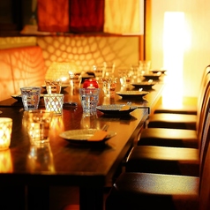 会社の歓送迎会や忘年会、打ち上げなど、中規模のご宴会に最適な10名様用の完全個室です。大人数でも一体感のある空間で、特別なパーティーを演出いたします。飲み放題付きのコースと合わせてご利用いただければ、幹事様も安心してご利用いただけます。お早目のご予約が◎ご来店お待ちしております。