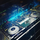 DJブースのレンタル可能です！機材を触ったことのない初心者の方から、ベテランの方まで、音響機材プロ仕様のDJブースをご利用いただけますお気軽にお問い合わせください！ 
