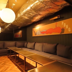 地下にある貸切の個室は広々としたスペースとソファ。最新の卓球も体験できる!利用人数やお値段についてもお気軽にお問い合わせください。