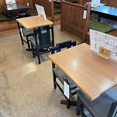 広々とした設計のテーブル席は、お食事をゆっくりと楽しみたい方にぴったりです。清潔感のある和モダンな空間で、自慢の料理とお酒を囲みながら、リラックスした時間をお過ごしいただけます。お隣との距離感も程よく保たれているので、ご友人同士の語り合いやご家族での団らんなど、多彩なシーンでご活用ください。